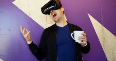 Foto oleh Eugene Capon: https://www.pexels.com/id-id/foto/pria-mengenakan-headset-realitas-virtual-hitam-sambil-memegang-mug-putih-1261831/