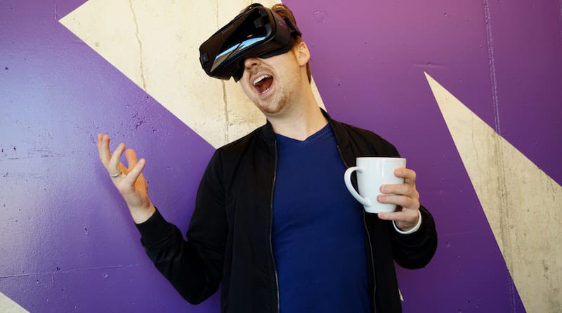 Foto oleh Eugene Capon: https://www.pexels.com/id-id/foto/pria-mengenakan-headset-realitas-virtual-hitam-sambil-memegang-mug-putih-1261831/